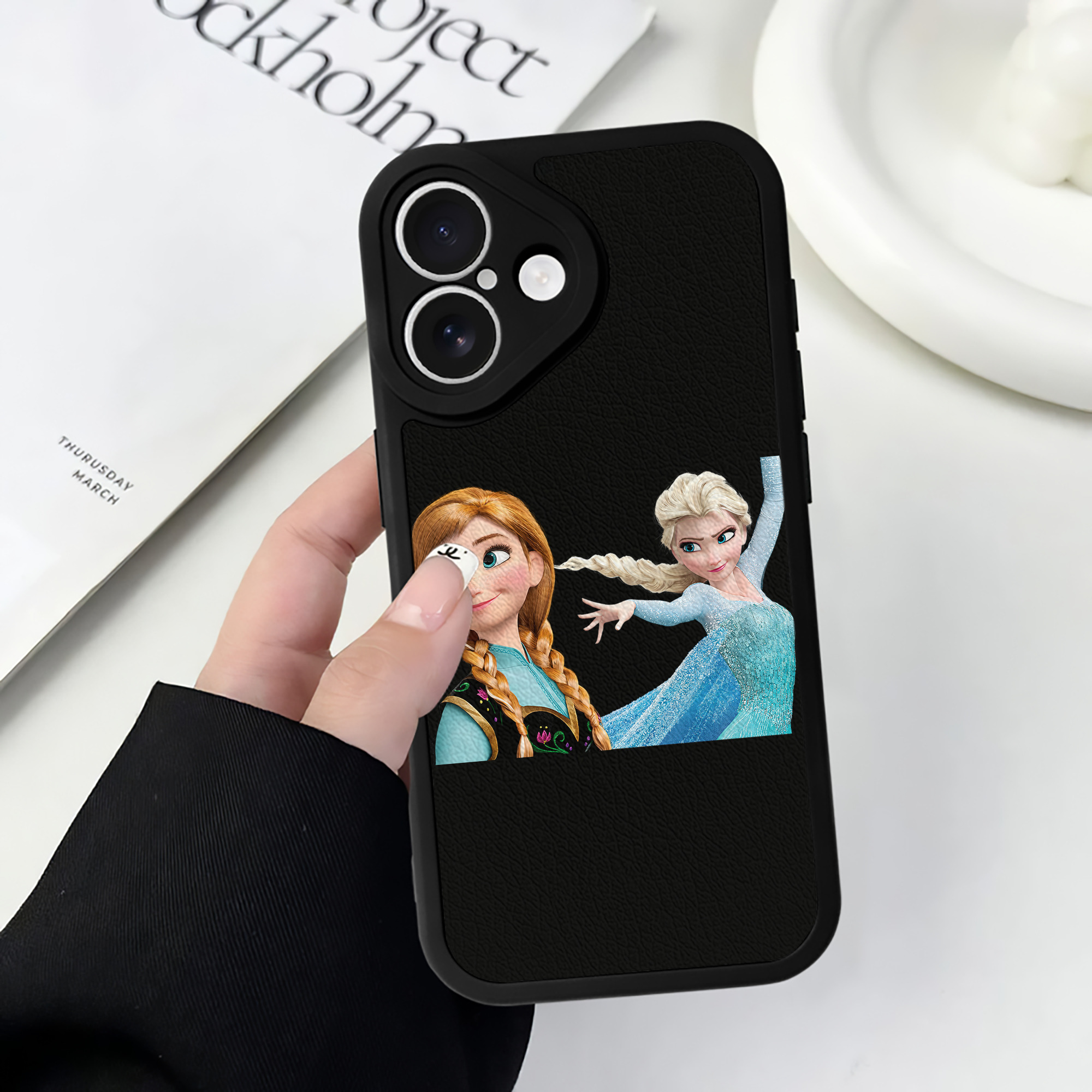 （画像用） アナと雪の女王 アンナ エルサ Frozen Anna Elsa 【iPhone 16シリーズ対応】シリコンスマホケース（レザー調） 材質：シリコン